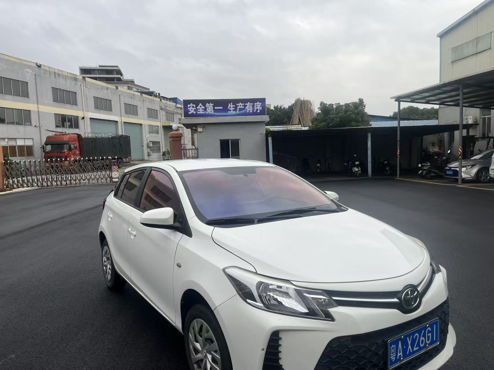 KSB JP8895 iridescent automotive window film with high transparency and infrared heat rejection.